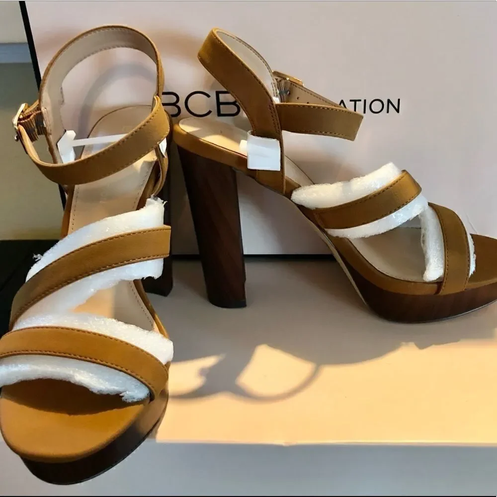 BCBGeneration ONNIA PLATFORM SANDAL in Camel